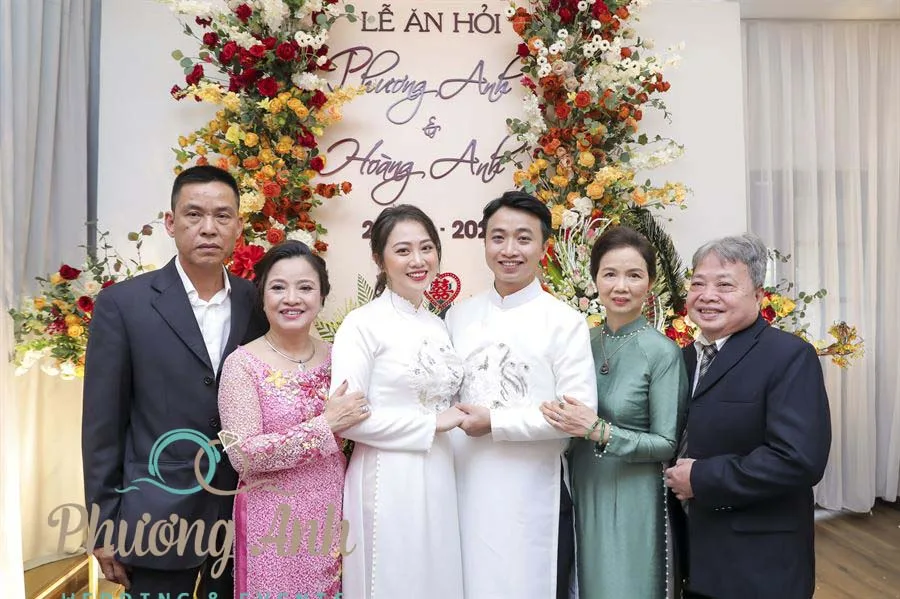 Cô dâu - chú dể chụp ảnh cùng bố mẹ 2 bên