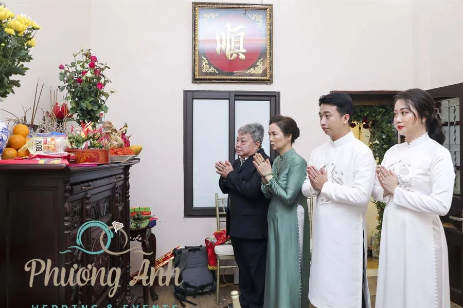 Cô dâu - chú rể thực hiện nghi thức lễ bái gia tiên