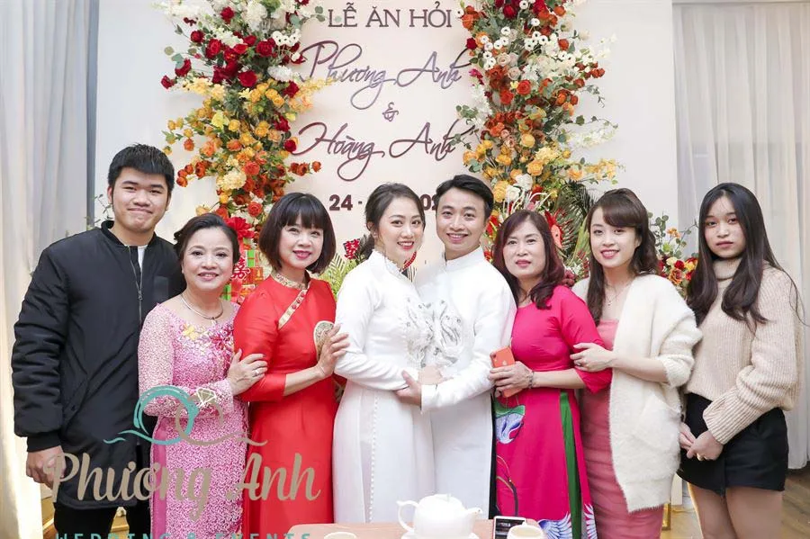 Cô dâu - chú dể chụp ảnh bên bạn bè