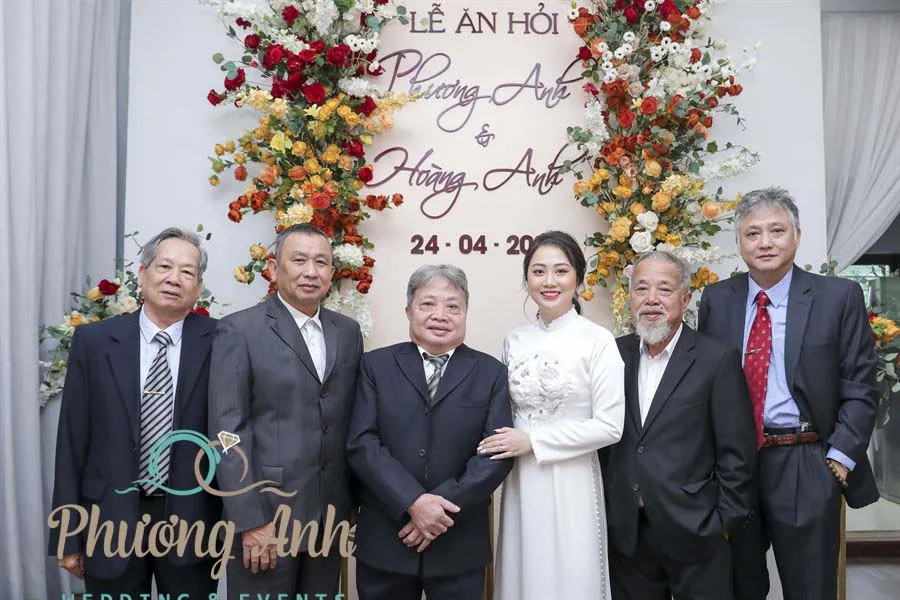 Cô dâu chụp ảnh cùng người thân