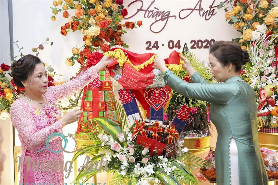 Mẹ cô dâu và mẹ chú rể cùng mở sính lễ