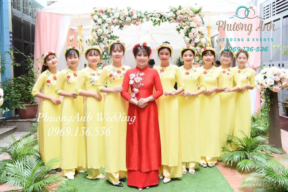 Hình ảnh cô dâu Bích Ngọc cùng đội 9 bạn nữ đỡ tráp do Team Phương Anh cung cấp nhân sự dịch vụ ăn hỏi