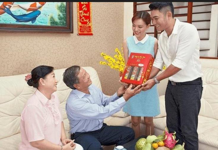 Đưa quà hai tay và mỉn cười