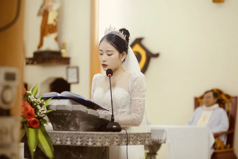 Cô dâu đọc sách thánh tại nhà thờ trong thánh lễ hôn phối