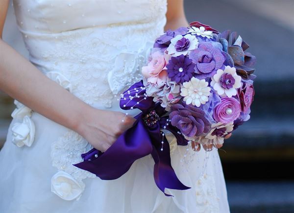 hoa cưới bằng giấy màu tím