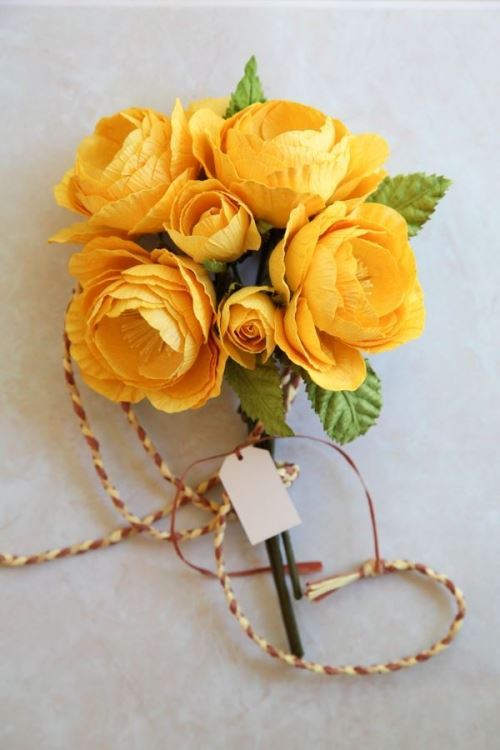 hoa cưới bằng giấy nhún màu vàng