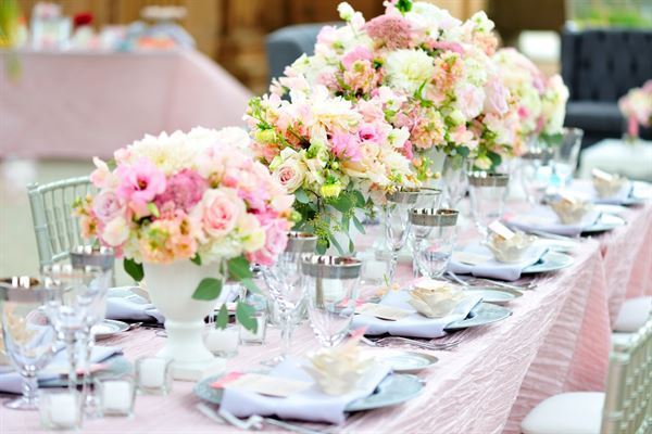 Top 7+ cách cắm hoa để bàn ngày cưới ấn tượng mà bạn không thể bỏ qua |  Namtay | Nắmtay.vn