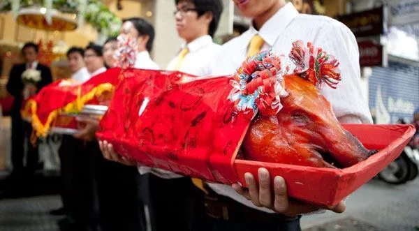 Nghi lễ ăn hỏi ở miền Trung khá cầu kì khi có cả những lễ vật thách cưới