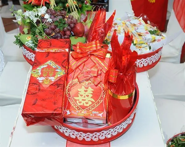 mâm trà và rượu thuốc