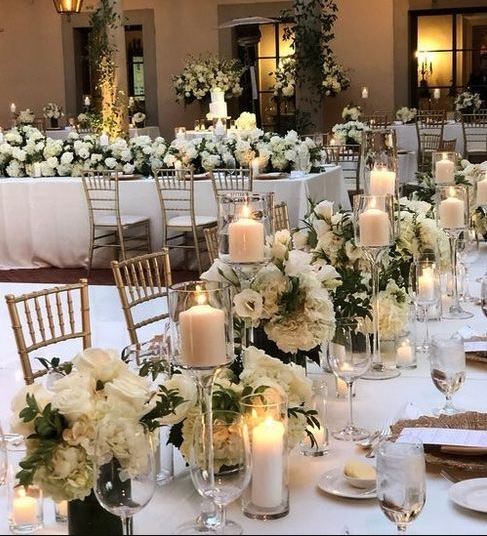 Hoa bàn tiệc dài và nến 