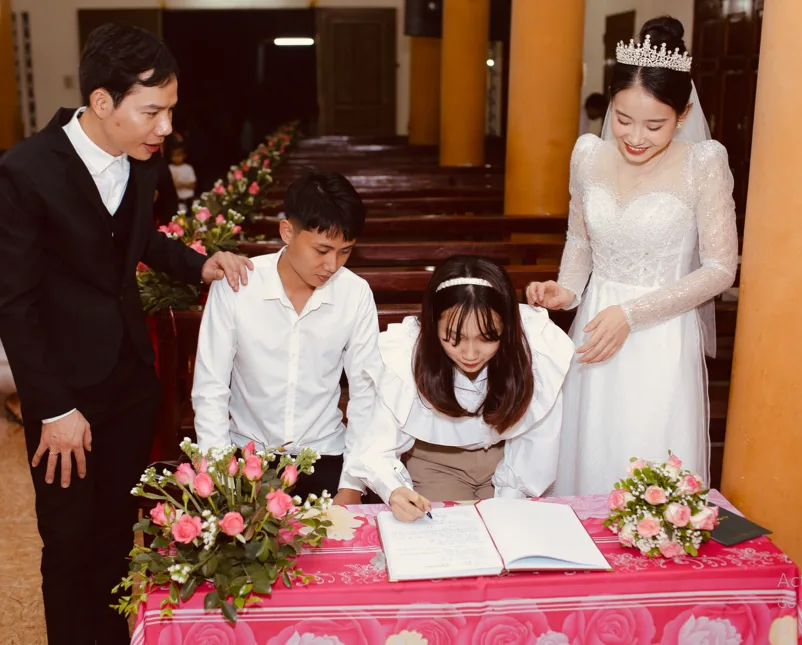 Người làm chứng ký tên vào sổ Hôn Phối