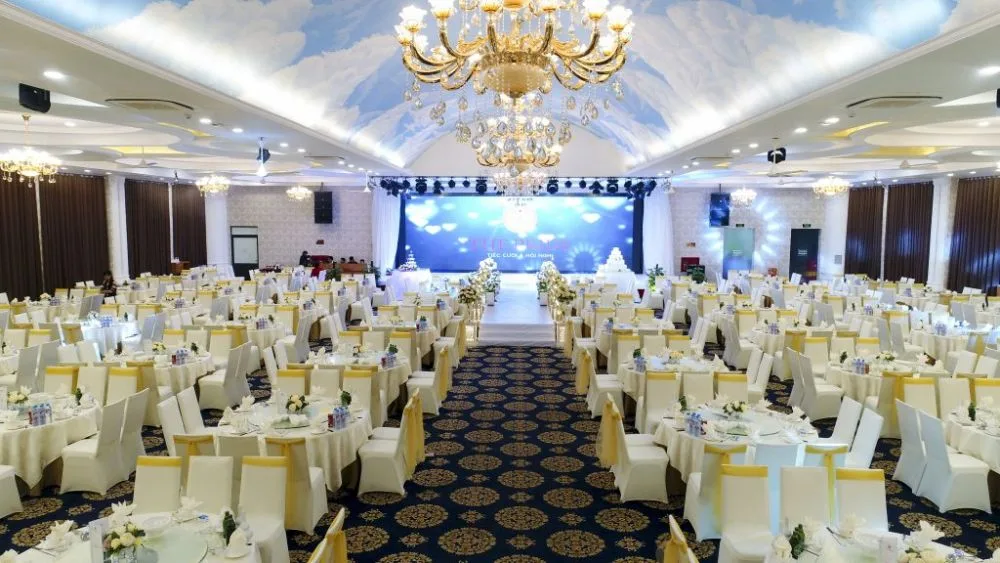 trang trí tiệc cưới mùa xuân