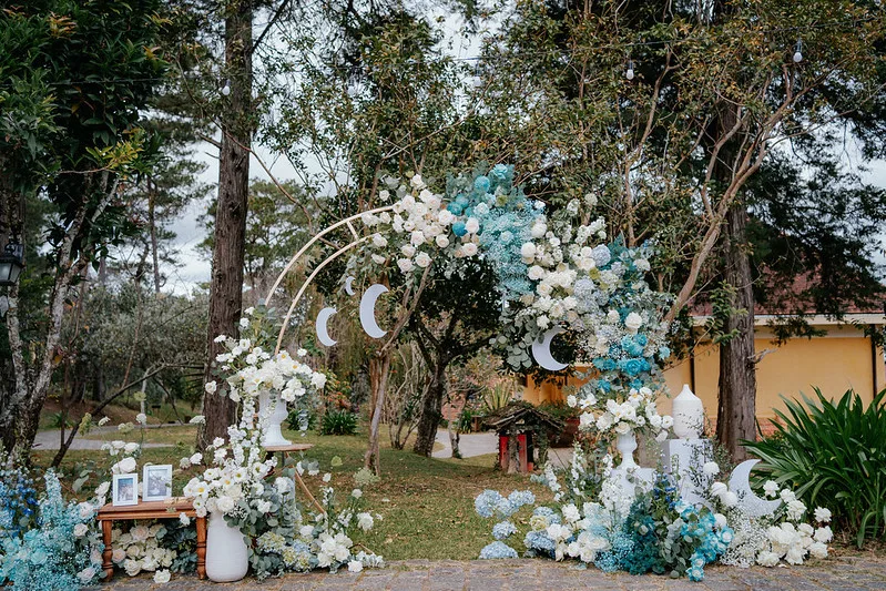trang trí tiệc cưới mùa hè