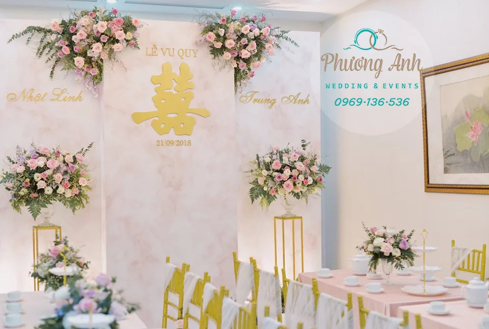 Trang trí đám cưới tại nhà tông hồng phấn nổi bật với backdrop chữ hỷ tuyệt đẹp trong lễ vu quy cô dâu Nhật Linh, chú rể Trung Anh tại nhà riêng trên đường Đặng Thùy Trâm, Bắc Từ Liêm phông cưới
