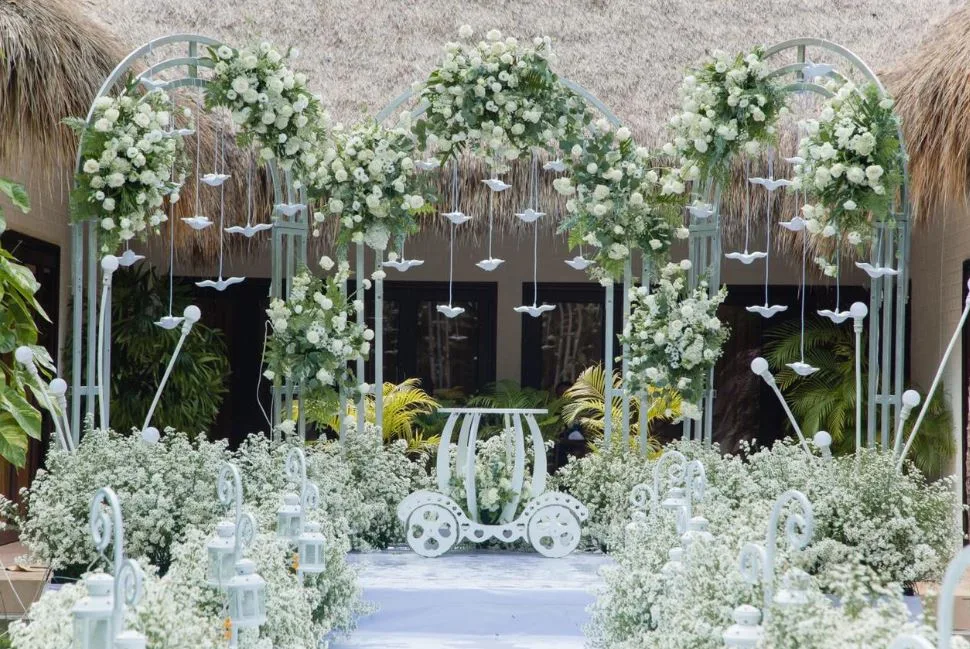 trang trí đám cưới bằng hoa baby với backdrop