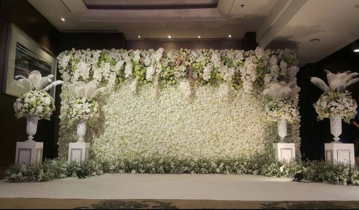 trang trí backdrop đám cưới bằng hoa baby