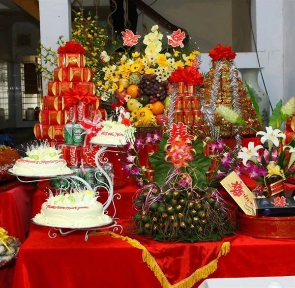 Lễ vật xin dâu không quá cầu kỳ như lễ ăn hỏi và cũng được dâng thắp hương tổ tiên trước khi nhà trai xin dâu phong tục cưới hỏi miền bắc