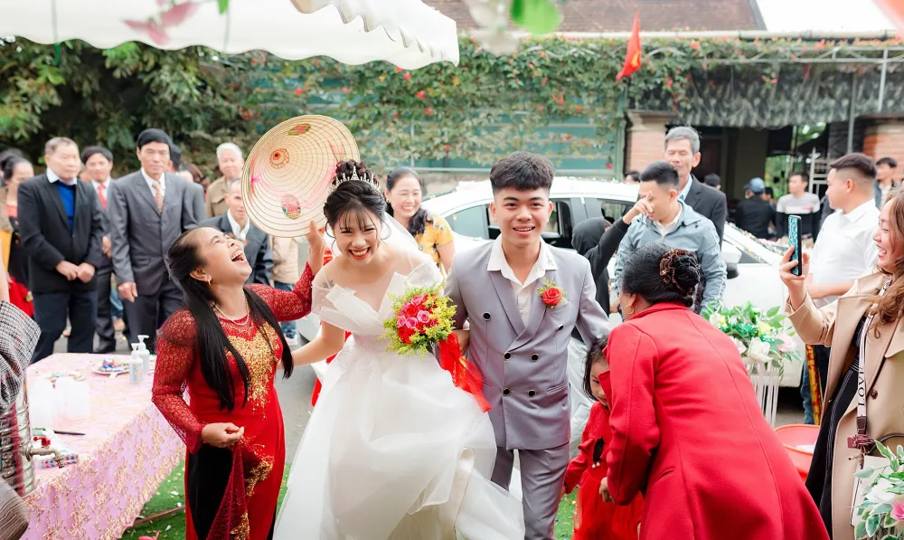 Gia đình chồng đón cô dâu về nhà