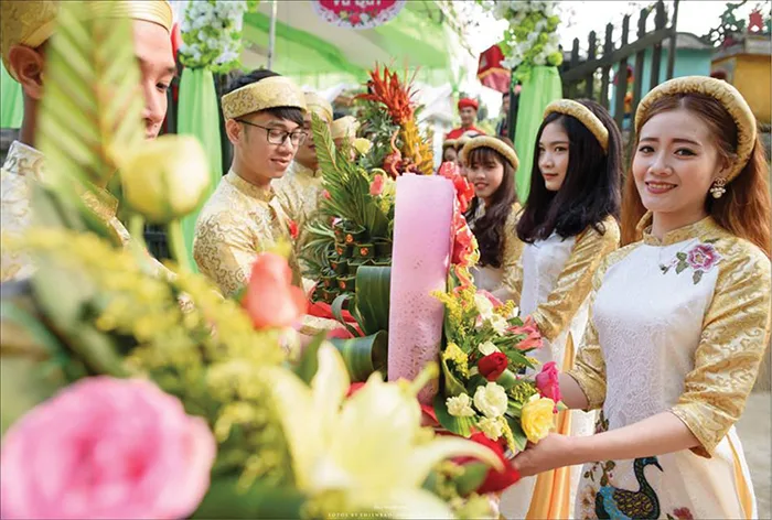Đội sính lễ của nhà trai trao tráp cho nhà gái