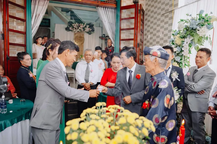 Hai bên gia đình gặp nhau