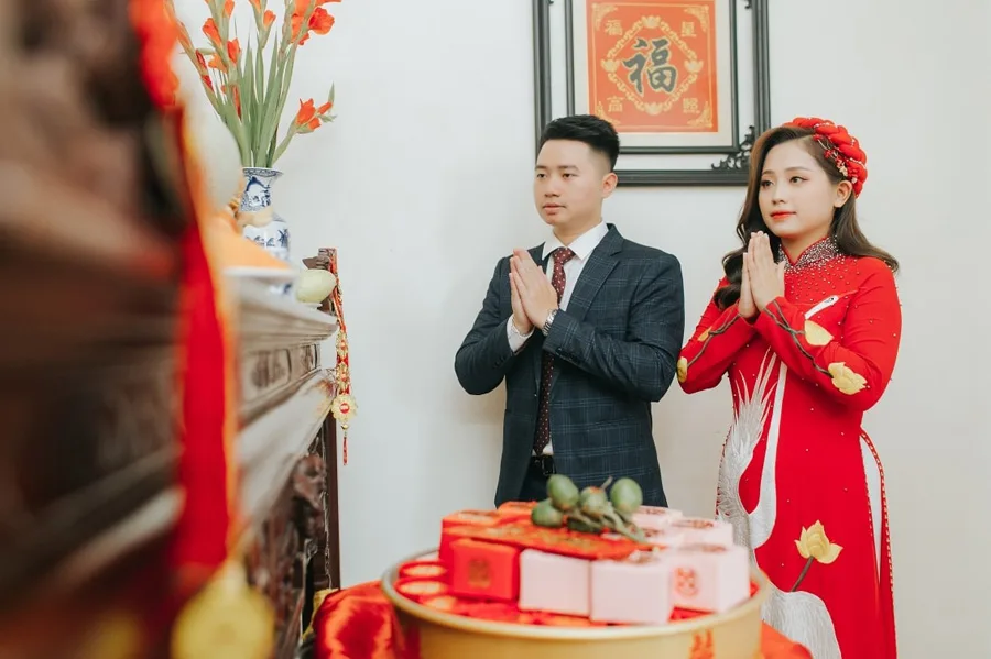 Cô dâu, chú rể làm lễ gia tiên