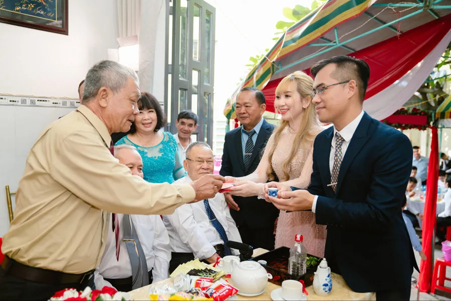 Cô dâu, chú rể mời rượu