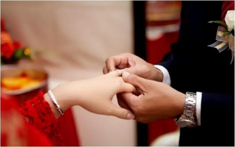 Cô dâu, chú rể trao nhẫn cưới