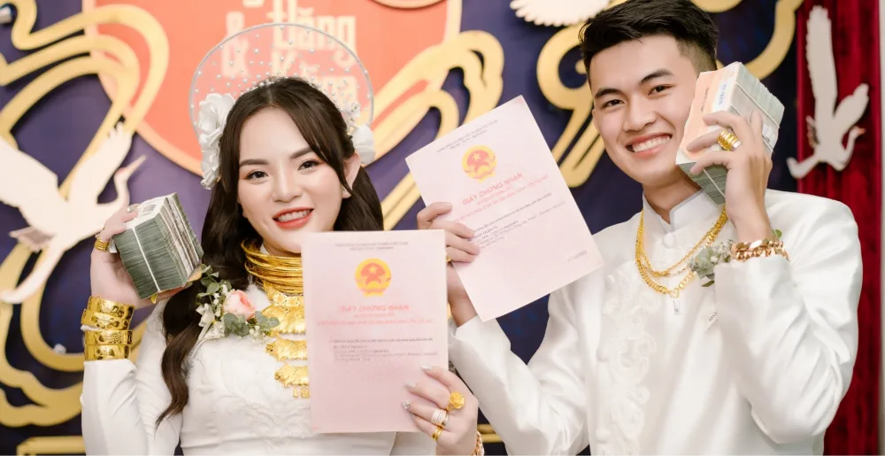 Cô dâu, chú rể nhận quà cưới