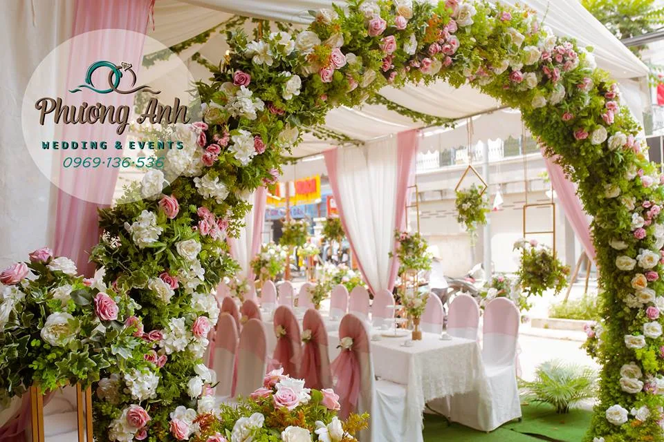 Hình ảnh cổng rạp cưới ngàn hoa tại rạp cưới được dựng trên khoảng đất trống trong lễ ăn hỏi cô dâu Minh Tú, chú rể Tuấn Hải tại Nam Từ Liêm rạp cưới hỏi nam từ liêm