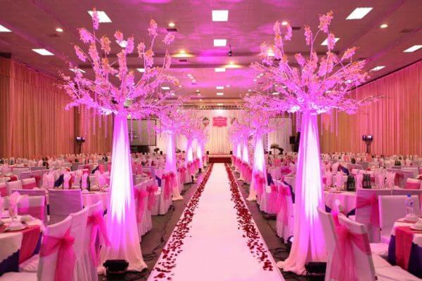 trang trí tiệc cưới màu hồng