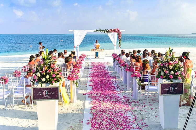 trang trí tiệc cưới mùa hè