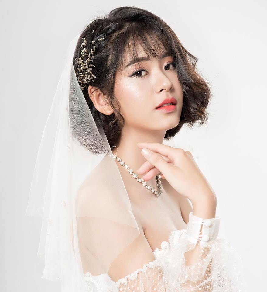 Tóc ngắn kẹp một bên