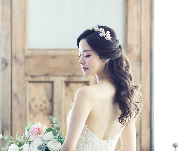 Tóc buộc nửa đầu cho cô dâu