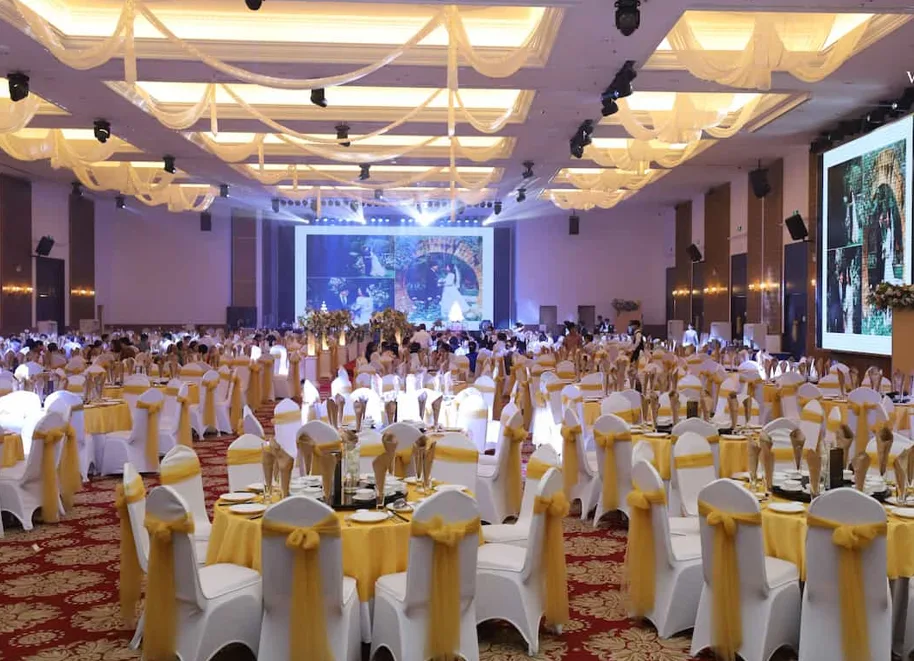 trang trí tiệc cưới mùa xuân