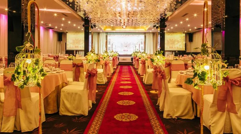trang trí tiệc cưới mùa xuân