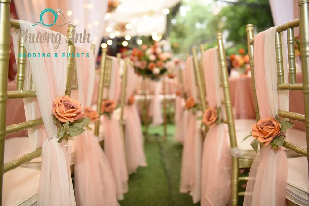 Bàn ghế được phủ tất cả bằng vải tơ lụa 