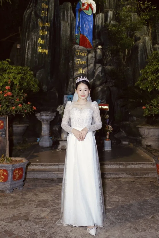 Trang phục cưới lịch sự, kín đáo