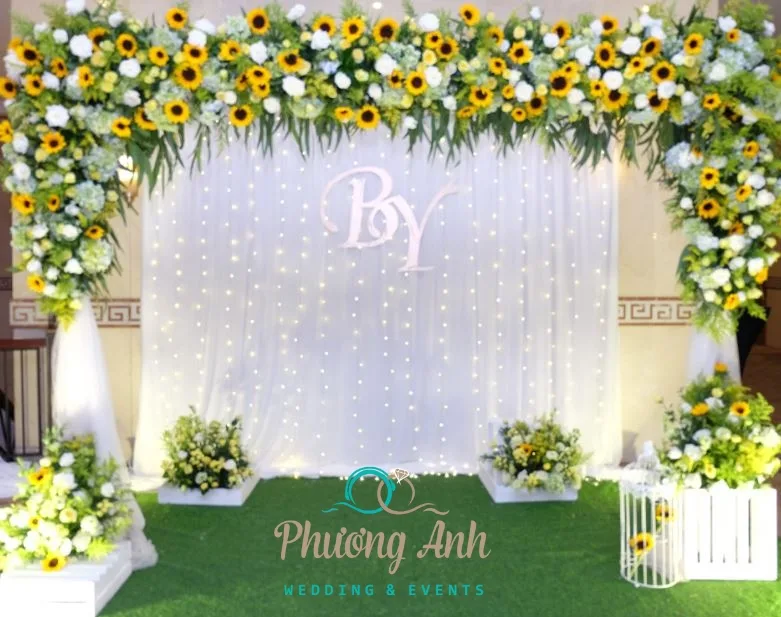 trang trí backdrop đám cưới bằng hoa hướng dương