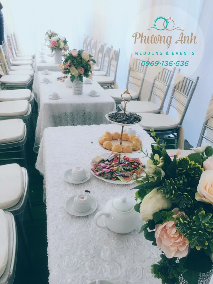 trang trí bàn cưới