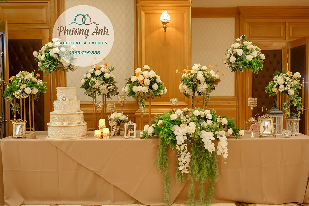 trang trí bàn đón khách tiệc cưới