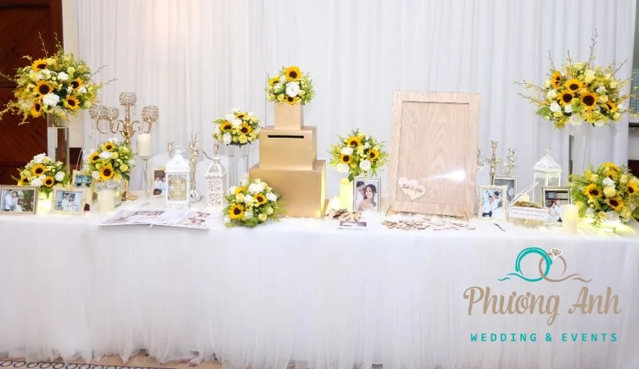 trang trí đám cưới bằng hoa hướng dương với bàn gallery