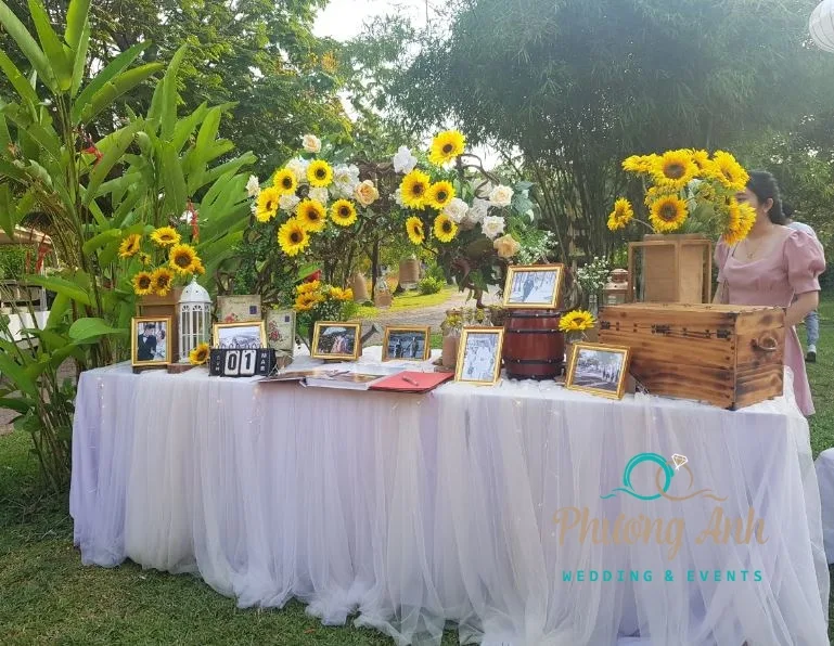 trang trí bàn gallery đám cưới bằng hoa hướng dương