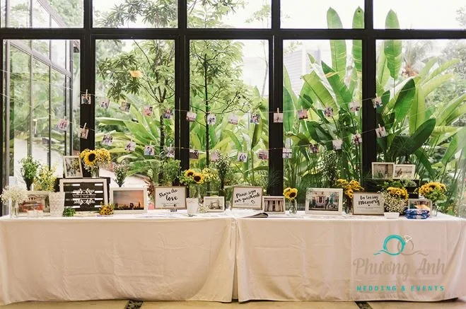 Bàn gallery đám cưới bằng hoa hướng dương 