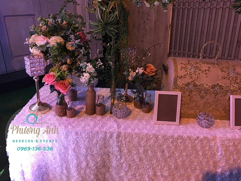 trang trí bàn gallery cưới