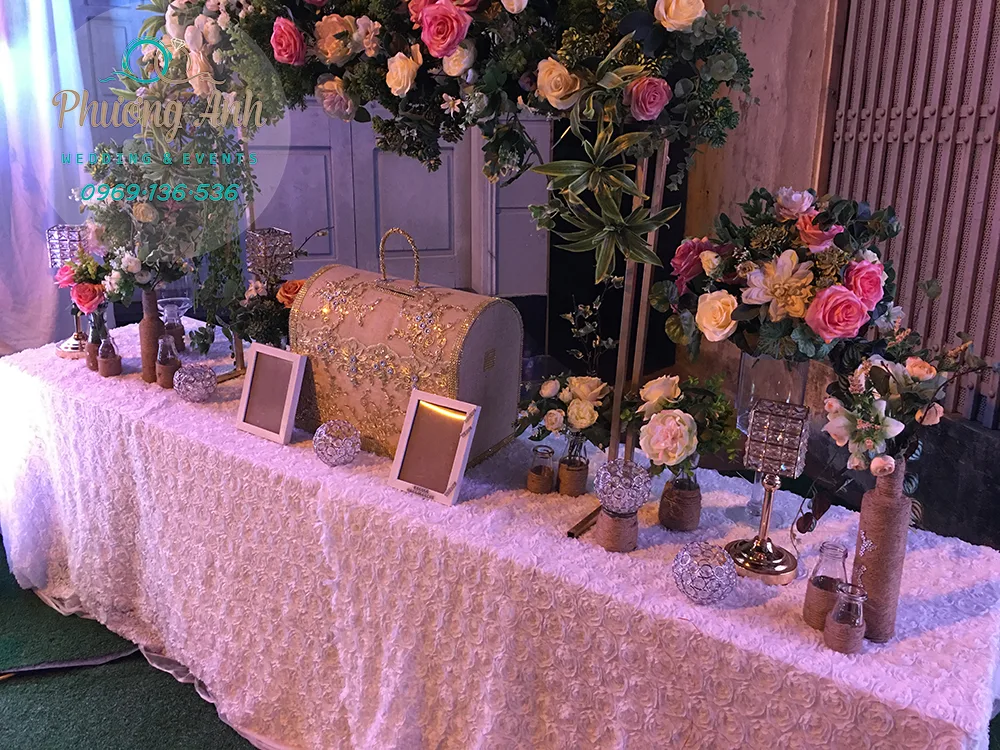 trang trí bàn galley tiệc cưới