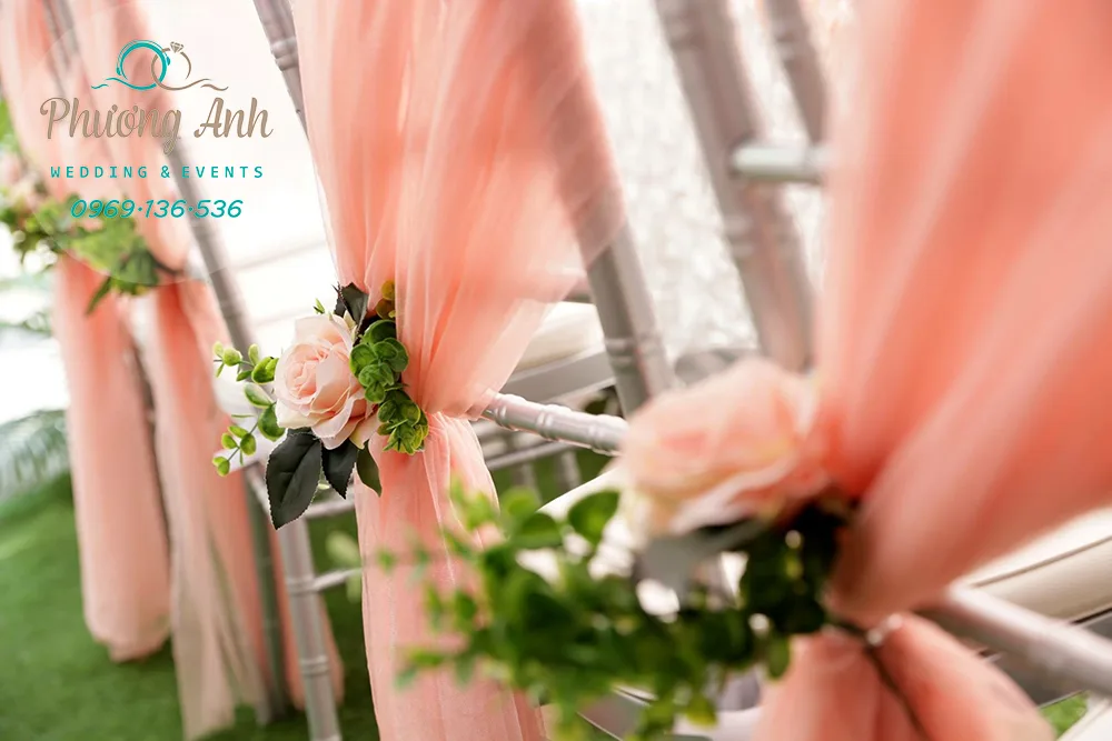trang trí bàn ghế đám cưới