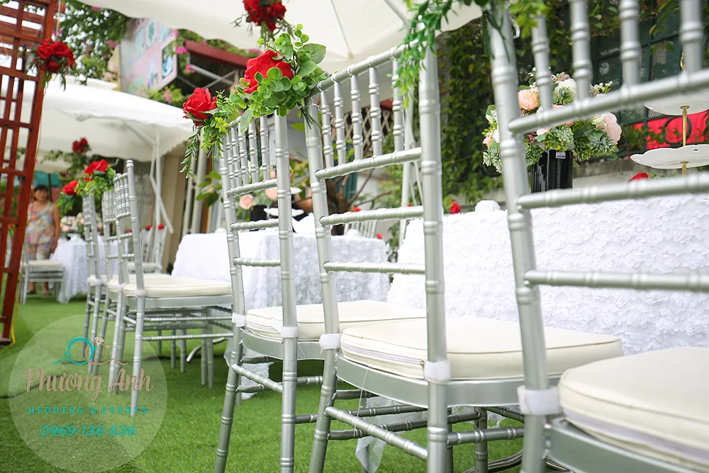trang trí bàn ghế ngày cưới
