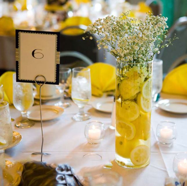 trang trí đám cưới bằng hoa baby với bàn tiệc