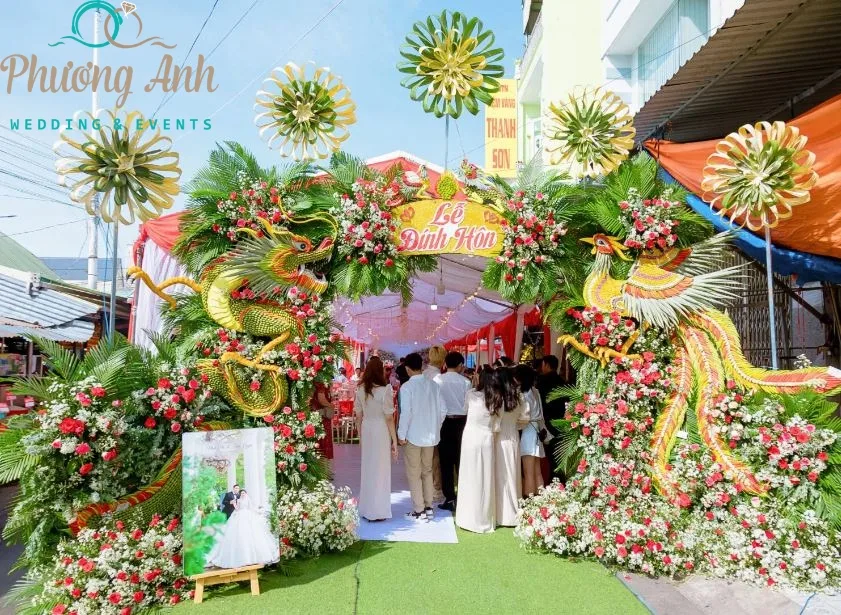 trang trí cổng cưới bằng lá dừa long phụng độc đáo
