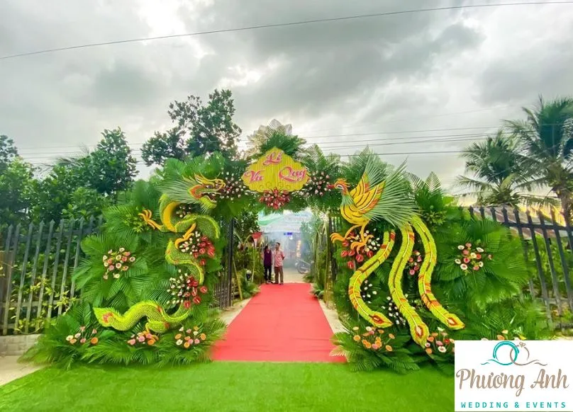 trang trí cổng cưới bằng lá dừa đính kết hình long phụng